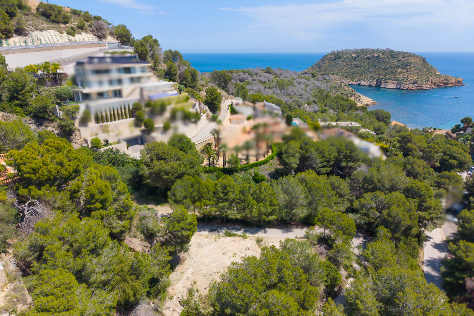 Vue aérienne d'une parcelle à Mar Azul, Jávea, avec vue sur la mer et végétation méditerranéenne.