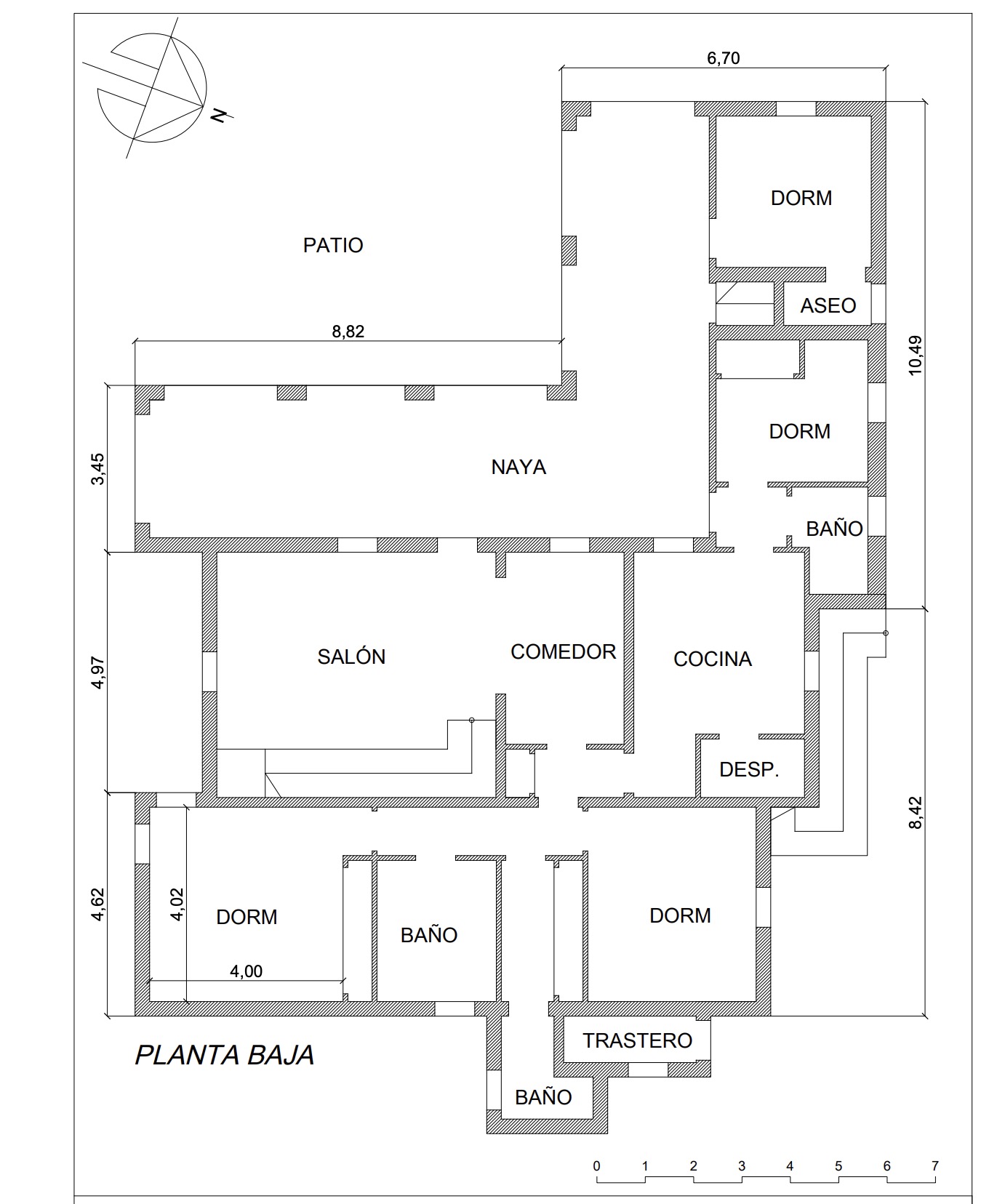 Plan du rez-de-chaussée avec patio, salon, salle à manger, cuisine et chambres.