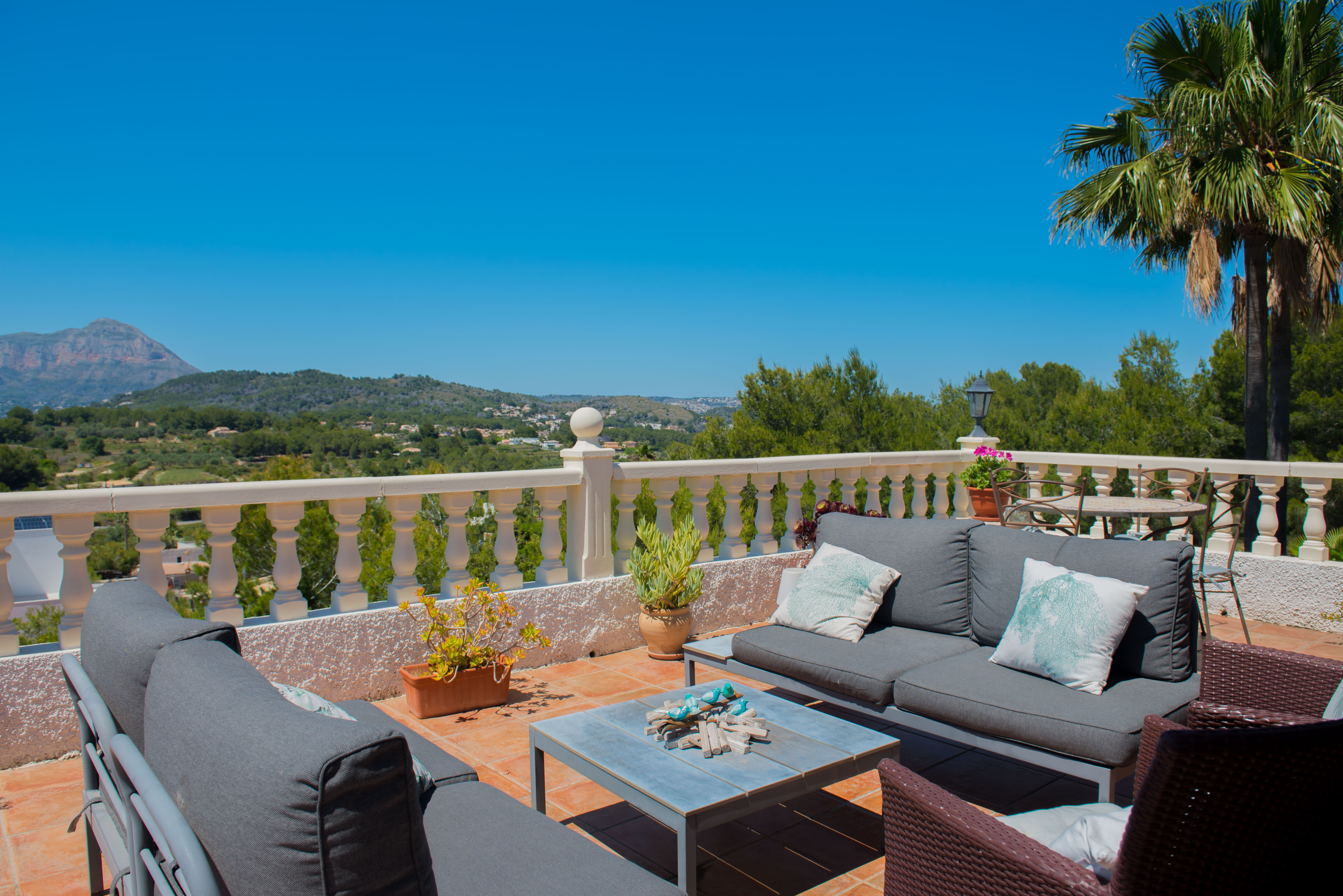 Terrasse avec balcon et vue sur la montagne.