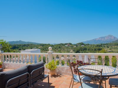 Terrasse carrelée avec vue sur la montagne Montgo
