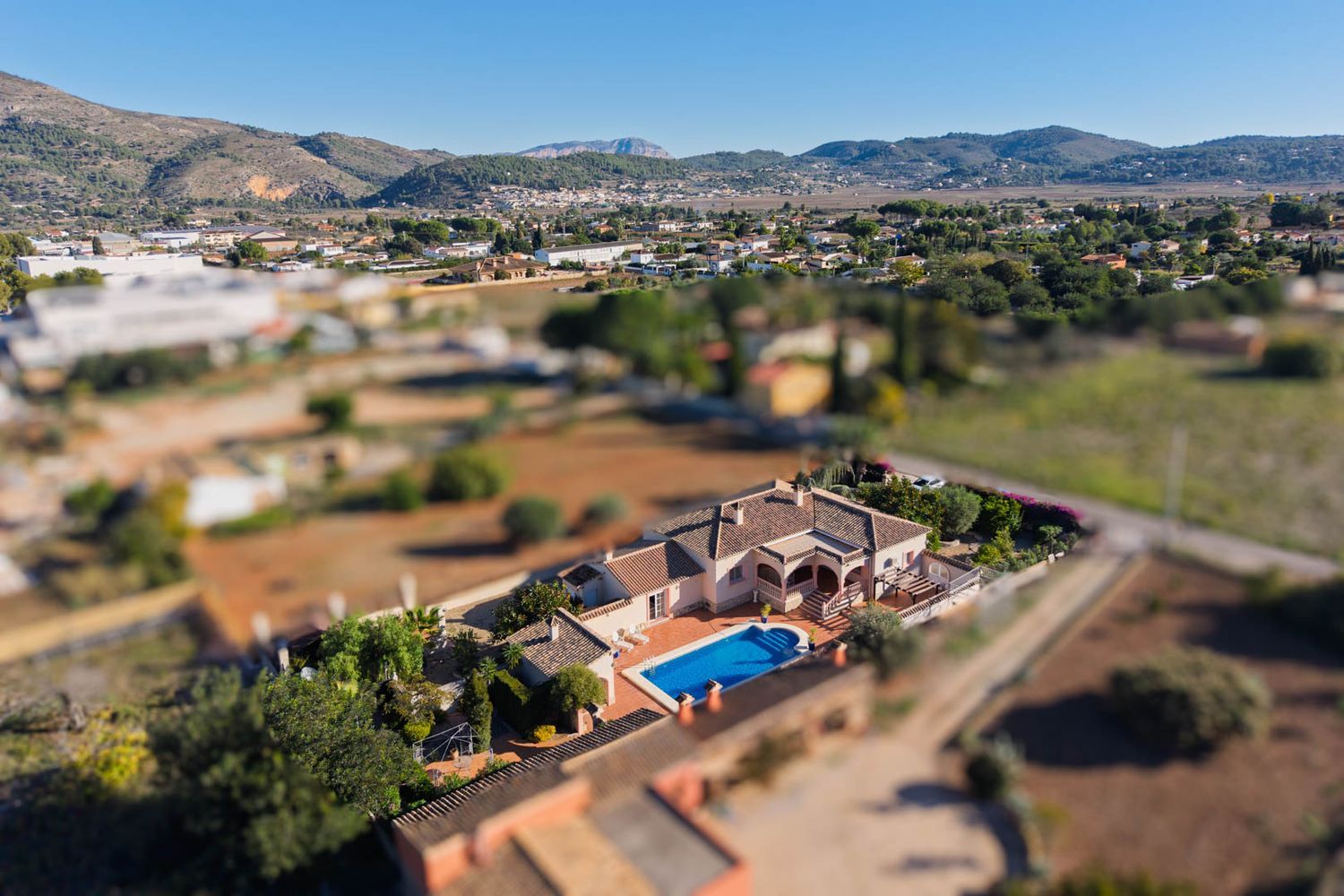 Villa de style méditerranéen à vendre à Jalón avec piscine privée et potentiel d'investissement