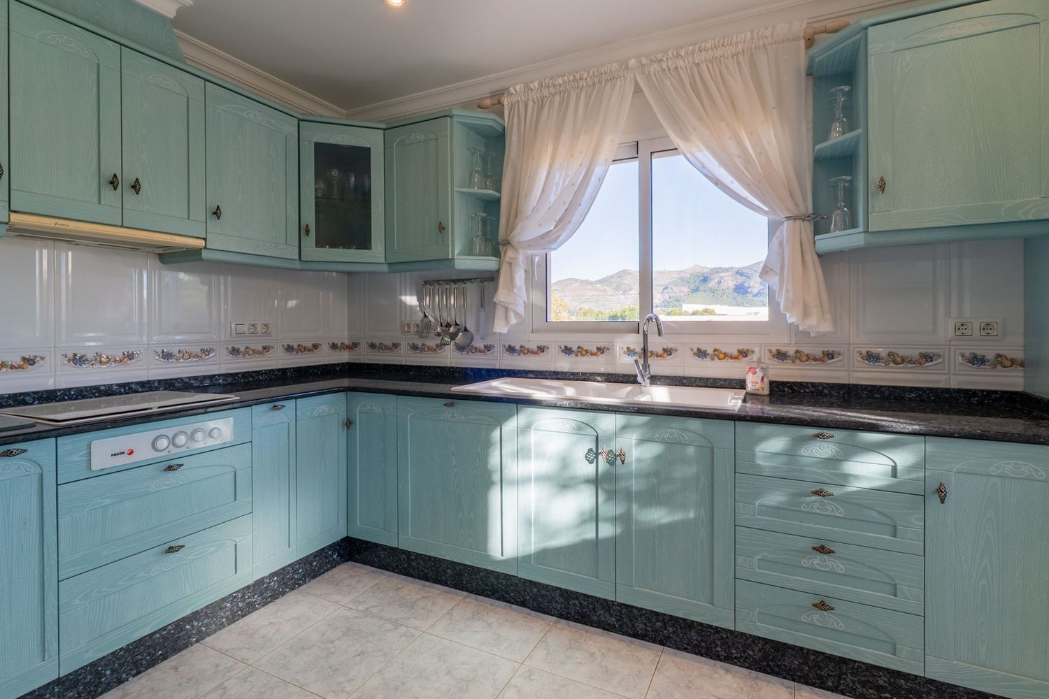 Villa de style méditerranéen à vendre à Jalón avec piscine privée et potentiel d'investissement