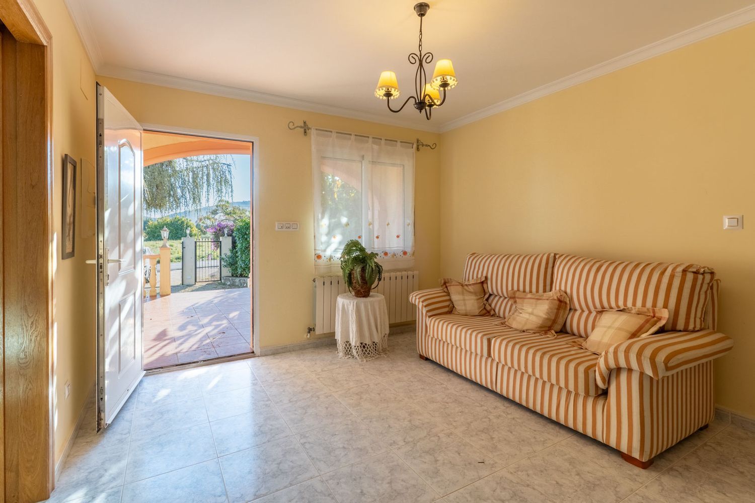 Villa de style méditerranéen à vendre à Jalón avec piscine privée et potentiel d'investissement
