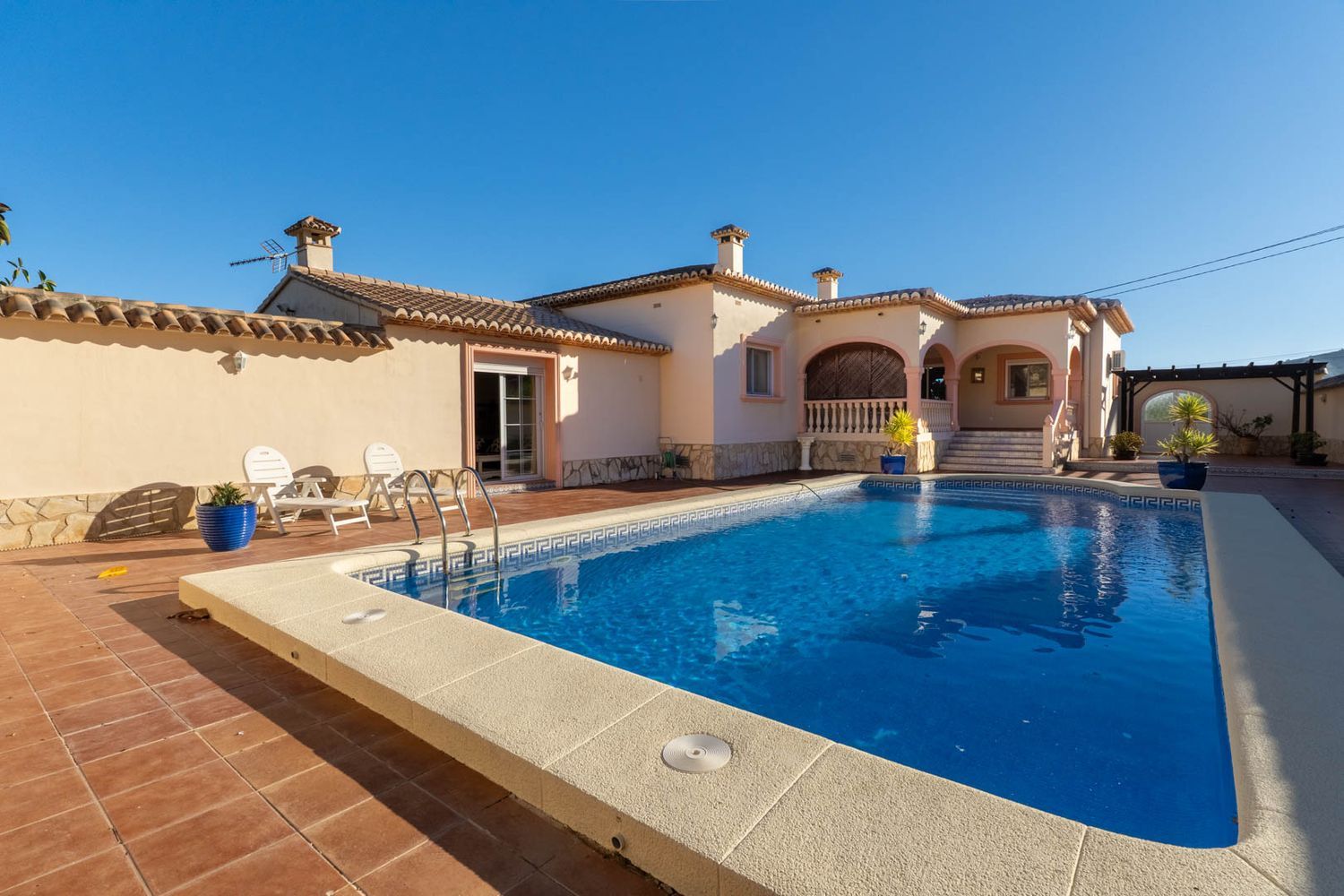 Villa de style méditerranéen à vendre à Jalón avec piscine privée et potentiel d'investissement