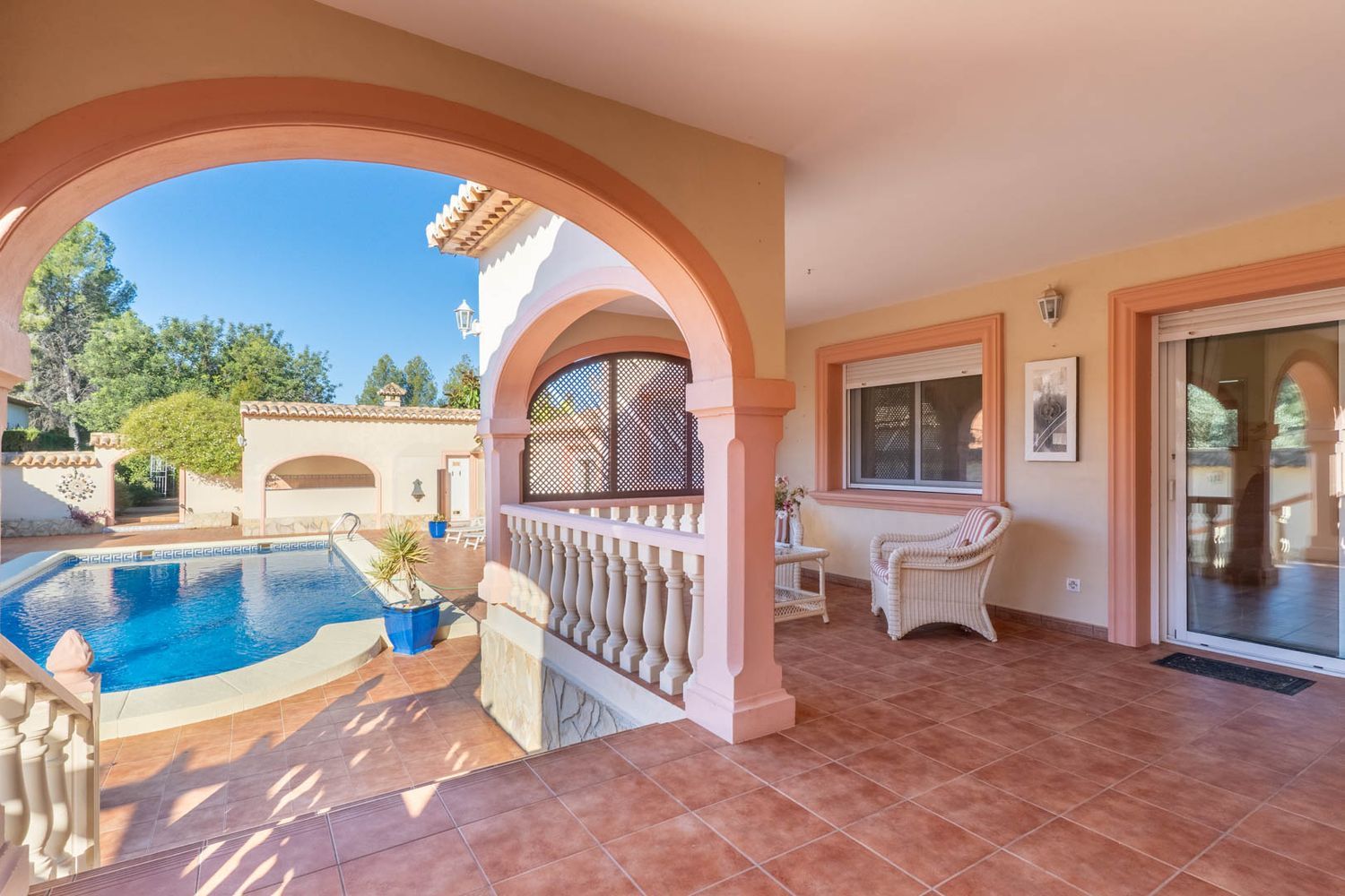 Villa de style méditerranéen à vendre à Jalón avec piscine privée et potentiel d'investissement