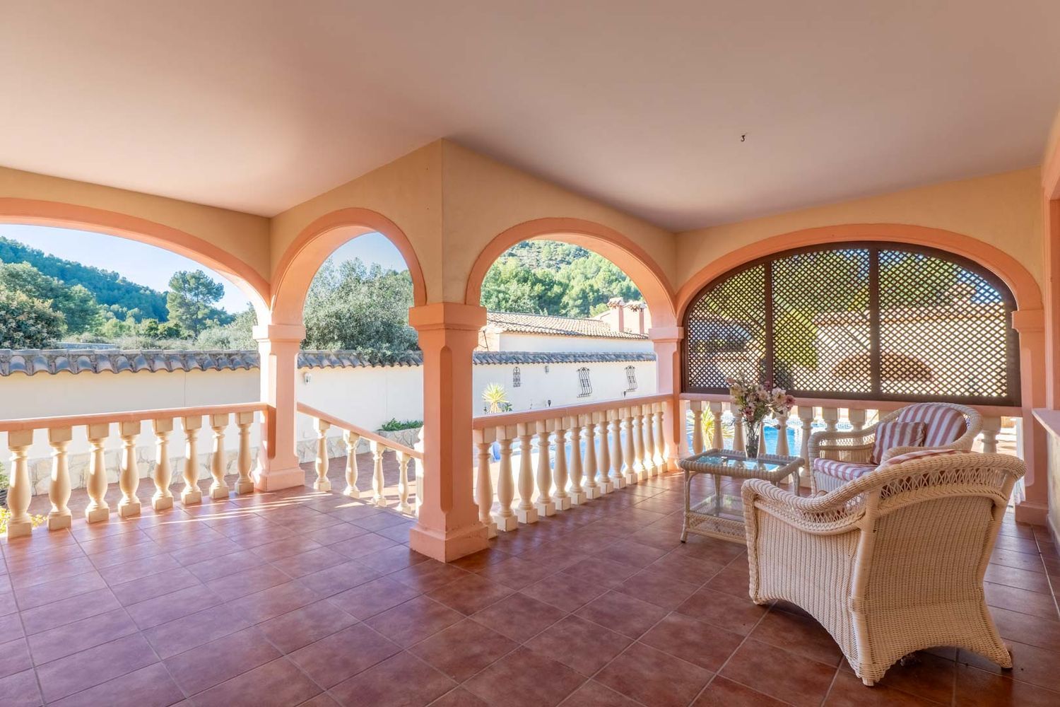 Villa de style méditerranéen à vendre à Jalón avec piscine privée et potentiel d'investissement