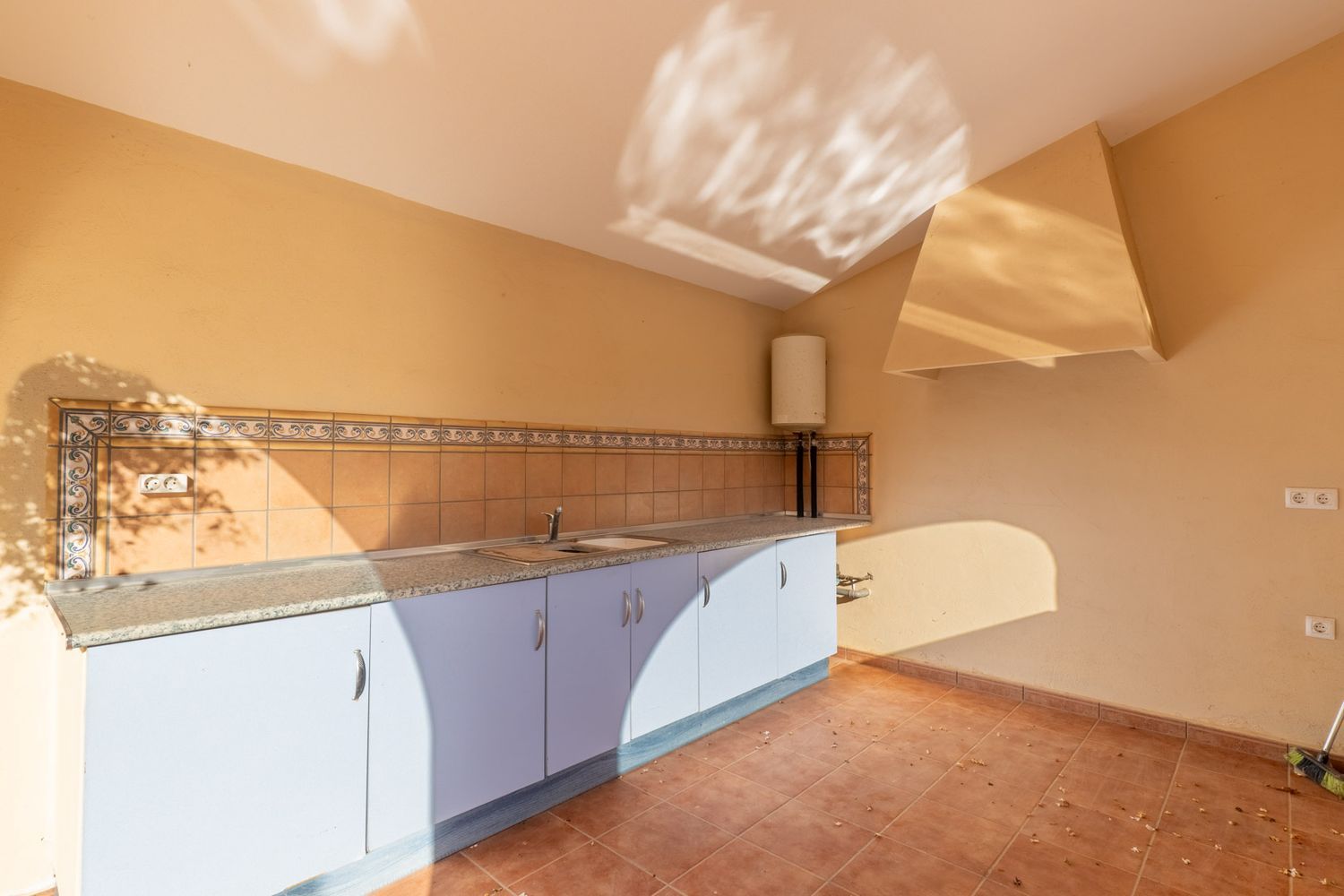 Villa de style méditerranéen à vendre à Jalón avec piscine privée et potentiel d'investissement
