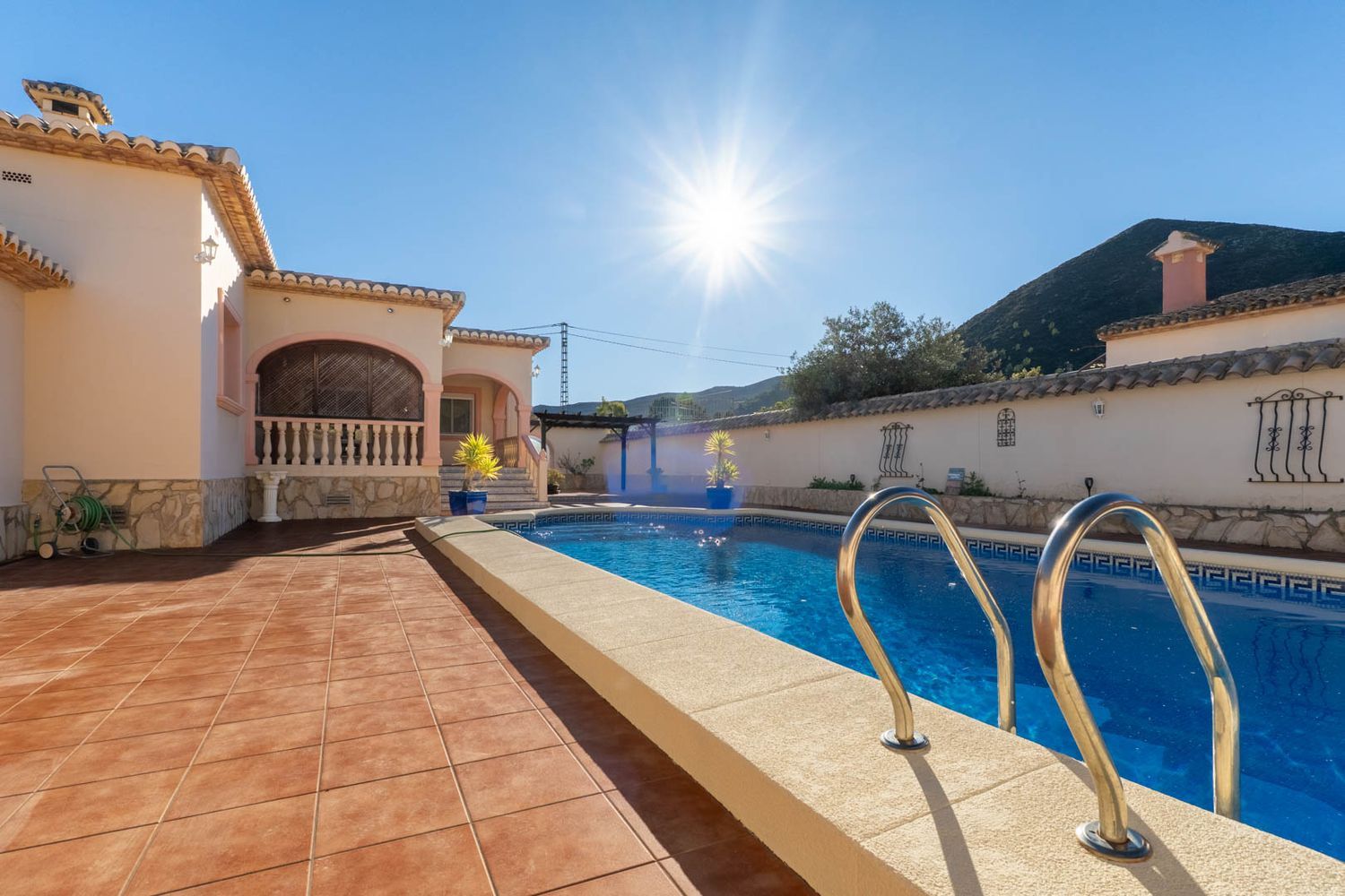 Villa de style méditerranéen à vendre à Jalón avec piscine privée et potentiel d'investissement