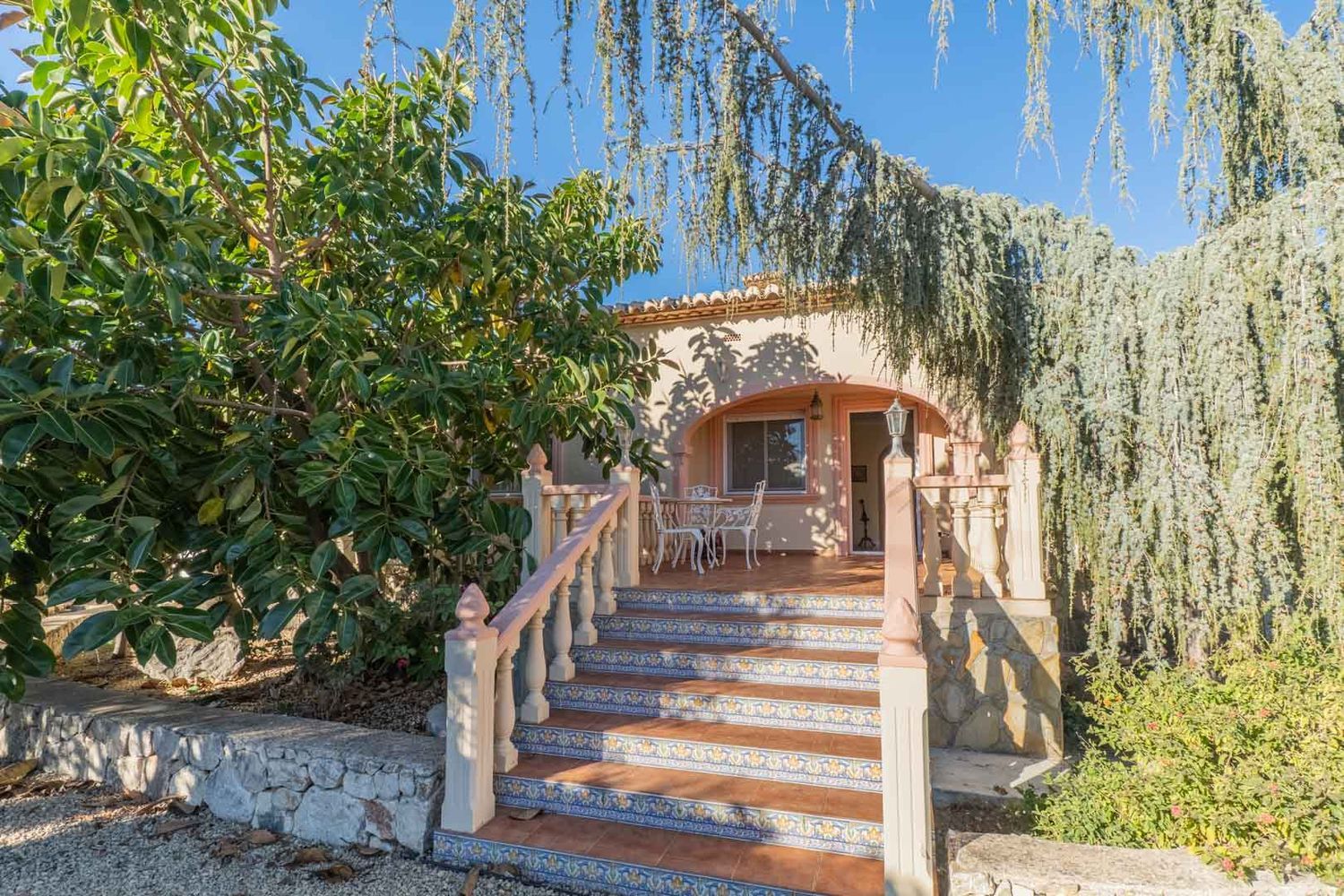 Villa de style méditerranéen à vendre à Jalón avec piscine privée et potentiel d'investissement