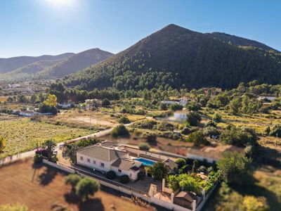 Villa de style méditerranéen à vendre à Jalón avec piscine privée et potentiel d'investissement
