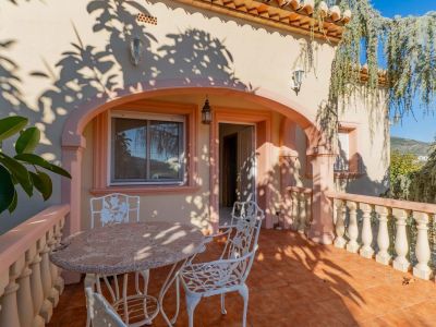 Villa de style méditerranéen à vendre à Jalón avec piscine privée et potentiel d'investissement