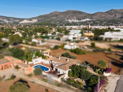 Villa de style méditerranéen à vendre à Jalón avec piscine privée et potentiel d'investissement