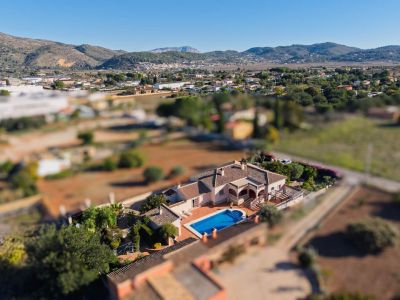 Villa de style méditerranéen à vendre à Jalón avec piscine privée et potentiel d'investissement