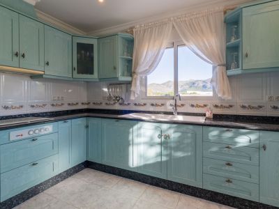 Villa de style méditerranéen à vendre à Jalón avec piscine privée et potentiel d'investissement