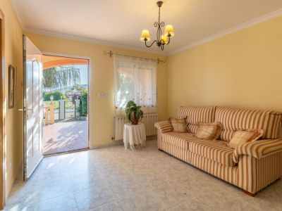 Villa de style méditerranéen à vendre à Jalón avec piscine privée et potentiel d'investissement