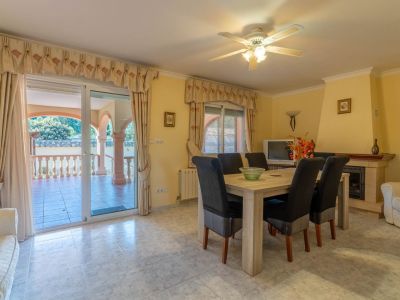 Villa de style méditerranéen à vendre à Jalón avec piscine privée et potentiel d'investissement