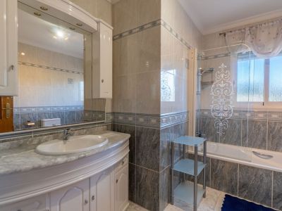 Villa de style méditerranéen à vendre à Jalón avec piscine privée et potentiel d'investissement