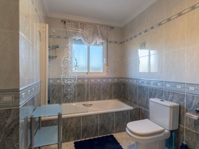 Villa de style méditerranéen à vendre à Jalón avec piscine privée et potentiel d'investissement