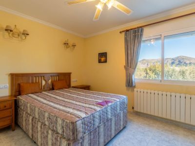 Villa de style méditerranéen à vendre à Jalón avec piscine privée et potentiel d'investissement