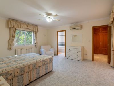 Villa de style méditerranéen à vendre à Jalón avec piscine privée et potentiel d'investissement