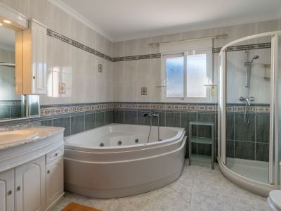 Villa de style méditerranéen à vendre à Jalón avec piscine privée et potentiel d'investissement