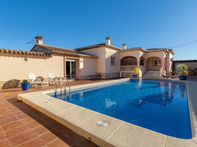 Villa de style méditerranéen à vendre à Jalón avec piscine privée et potentiel d'investissement