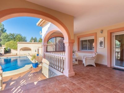 Villa de style méditerranéen à vendre à Jalón avec piscine privée et potentiel d'investissement