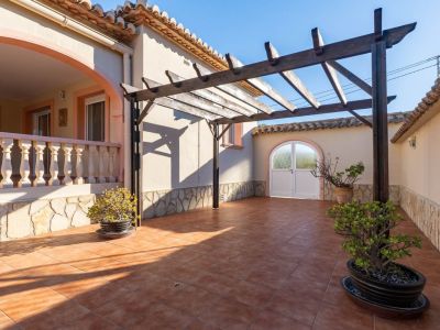 Villa de style méditerranéen à vendre à Jalón avec piscine privée et potentiel d'investissement