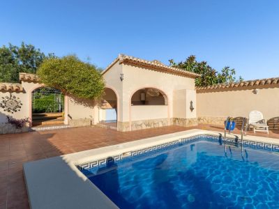 Villa de style méditerranéen à vendre à Jalón avec piscine privée et potentiel d'investissement
