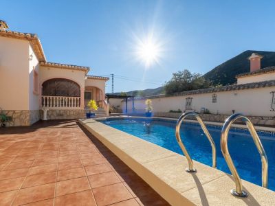 Villa de style méditerranéen à vendre à Jalón avec piscine privée et potentiel d'investissement