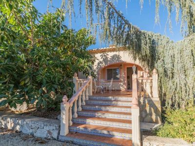 Villa de style méditerranéen à vendre à Jalón avec piscine privée et potentiel d'investissement