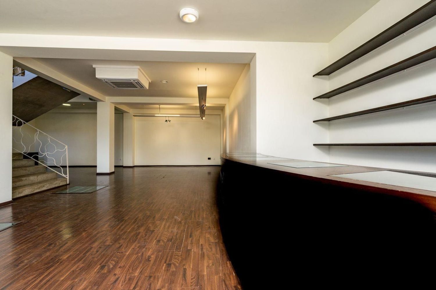 Opportunité unique: logement et local commercial à vendre à Benissa avec grand parking