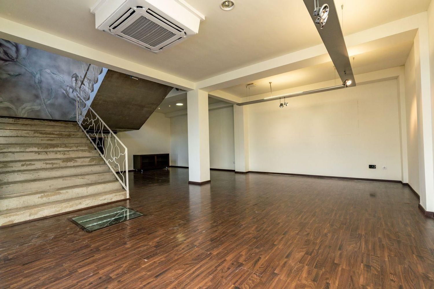 Opportunité unique: logement et local commercial à vendre à Benissa avec grand parking