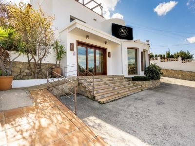 Opportunité unique: logement et local commercial à vendre à Benissa avec grand parking