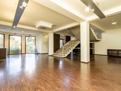 Opportunité unique: logement et local commercial à vendre à Benissa avec grand parking