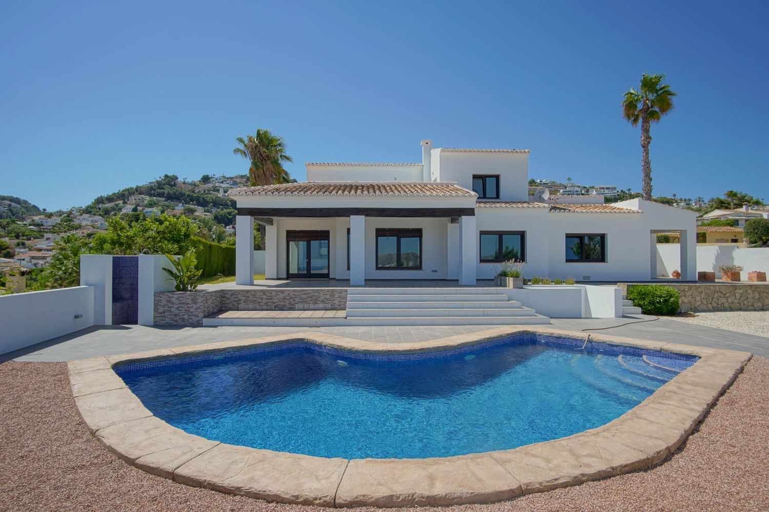 Villa de style méditerranéen à vendre à Moraira avec vues panoramiques sur la mer.
