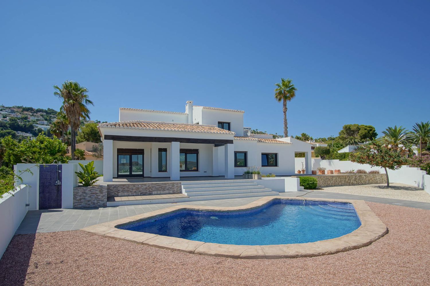 Villa de style méditerranéen à vendre à Moraira avec vues panoramiques sur la mer.
