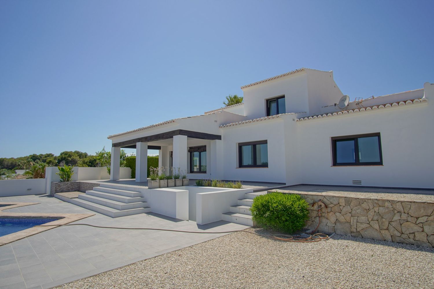 Villa de style méditerranéen à vendre à Moraira avec vues panoramiques sur la mer.