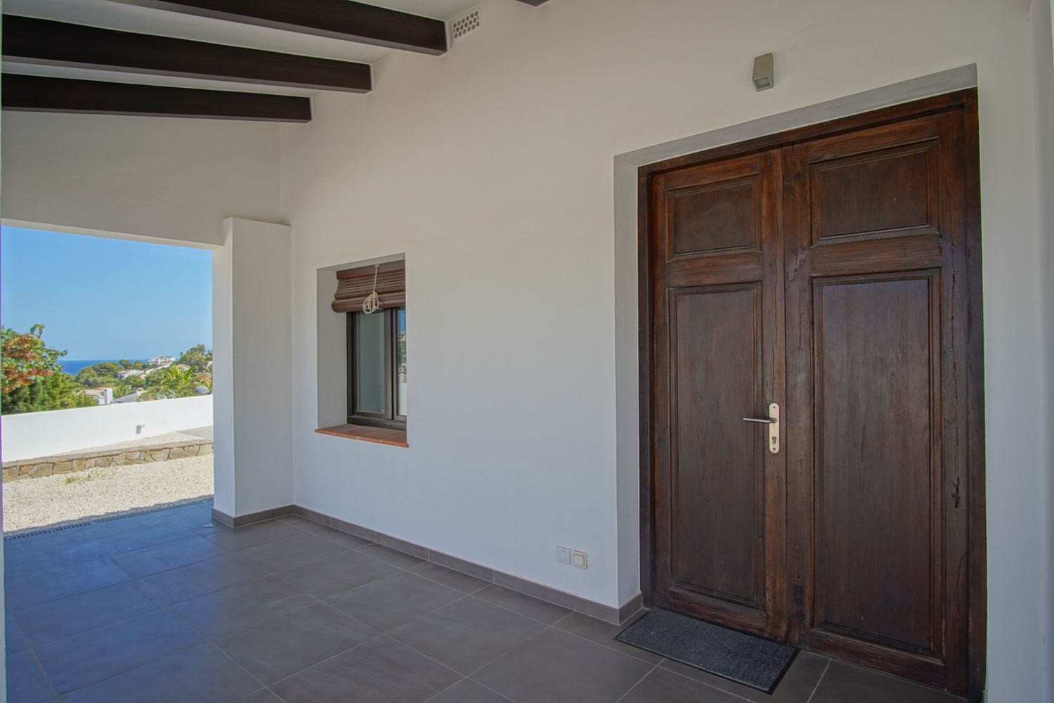 Villa de style méditerranéen à vendre à Moraira avec vues panoramiques sur la mer.