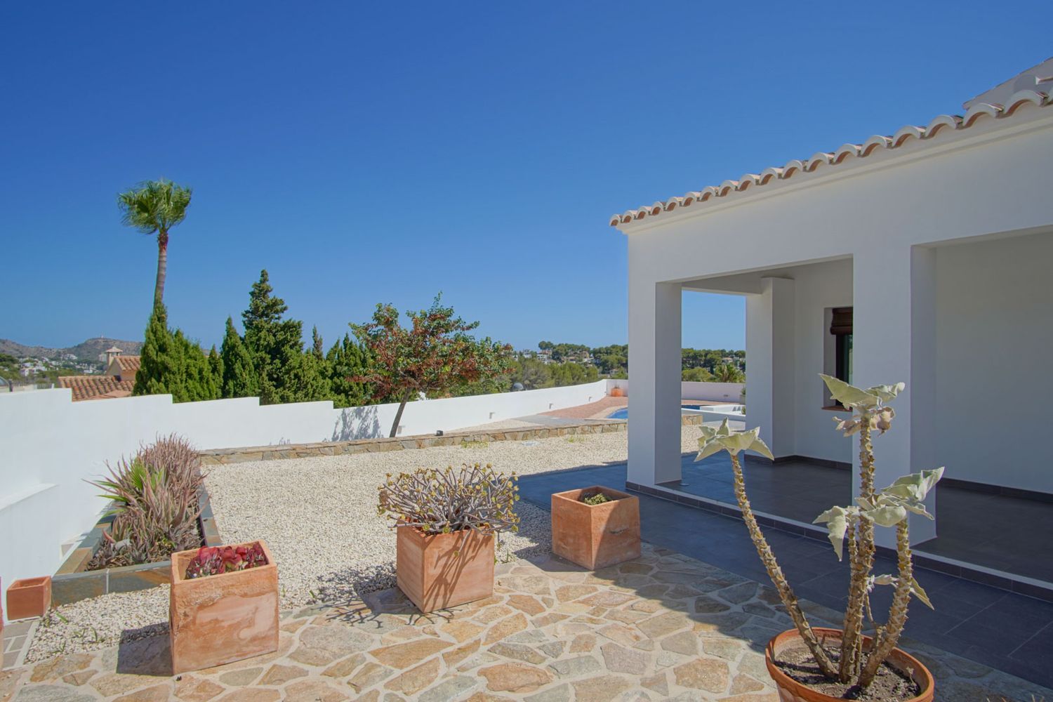 Villa de style méditerranéen à vendre à Moraira avec vues panoramiques sur la mer.