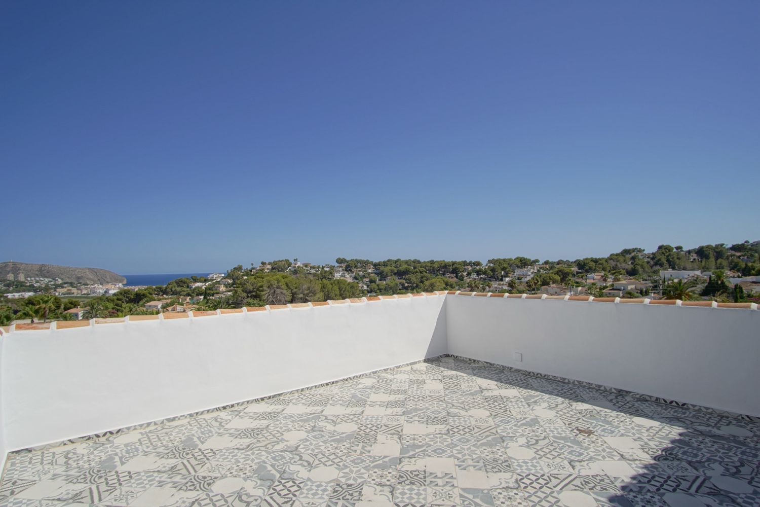 Villa de style méditerranéen à vendre à Moraira avec vues panoramiques sur la mer.