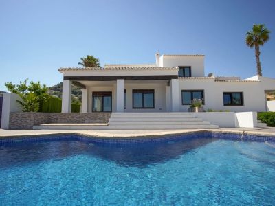 Villa de style méditerranéen à vendre à Moraira avec vues panoramiques sur la mer.