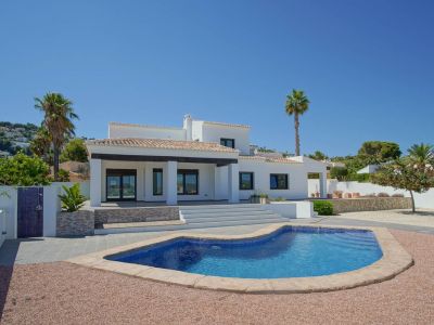 Villa de style méditerranéen à vendre à Moraira avec vues panoramiques sur la mer.