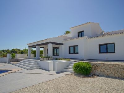 Villa de style méditerranéen à vendre à Moraira avec vues panoramiques sur la mer.