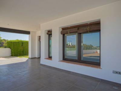 Villa de style méditerranéen à vendre à Moraira avec vues panoramiques sur la mer.