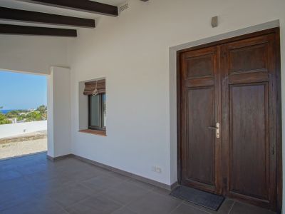 Villa de style méditerranéen à vendre à Moraira avec vues panoramiques sur la mer.