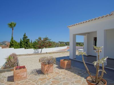 Villa de style méditerranéen à vendre à Moraira avec vues panoramiques sur la mer.