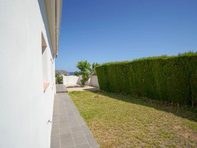 Villa de style méditerranéen à vendre à Moraira avec vues panoramiques sur la mer.