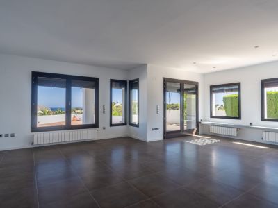 Villa de style méditerranéen à vendre à Moraira avec vues panoramiques sur la mer.