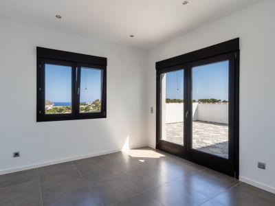 Villa de style méditerranéen à vendre à Moraira avec vues panoramiques sur la mer.